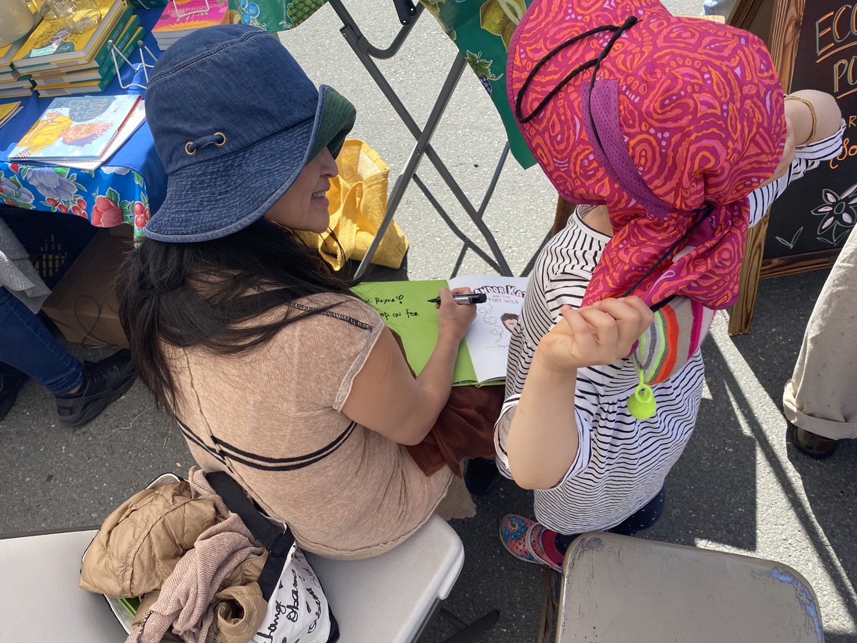 ReadersToEaters's tweet photo. #SandorKatzAndTheTinyWild publication 2day! Fun prelaunch ystrdy w coauthor @junejolee & #Fermentor/author @sandorkraut—who wrote the Afterword—making Chinese fermented carrots @EcologyCenter/SouthBerkeley #FarmersMarket. Bk info https://t.co/uwColRIAAB #Fermentation #FoodHeroes https://t.co/Bdtd7bzwr4