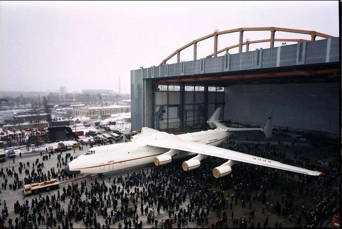 TashaMoc's tweet photo. Только что собранный самолет Ан–225 "Мрия" выкатывают из ангара, 30 ноября 1988 года, Киев. 
На втором фото та же самая  "Мрия" на аэродроме в Гостомеле, 2022 год https://t.co/D9pLG7ixqa