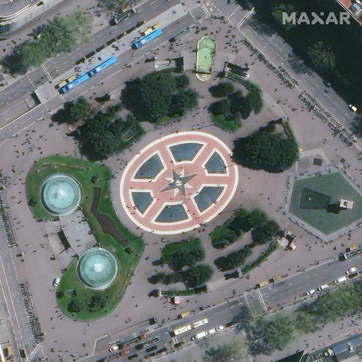 vantortech's tweet photo. The Plaça de Catalunya, in #Barcelona, #Spain, is considered the city center and known for its fountains, statues and flocks of pigeons. Download this #15cmHD #satelliteimage and explore it in all its intricate detail. #HD #HDTechnology https://t.co/rff5R75icz https://t.co/9YrHQj9hSB