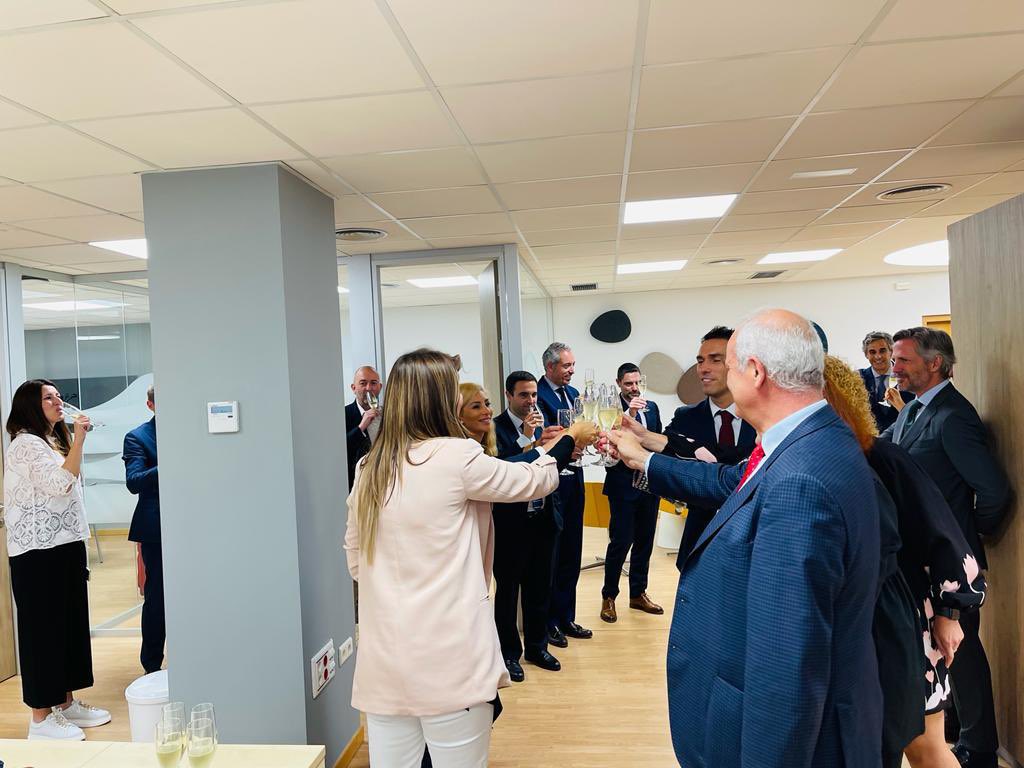 Hoy hemos inaugurado la cabecera de la dirección territorial oeste en Coruña junto a una representación de los equipos comerciales de la dirección territorial y de los agentes exclusivos <a href="/santalucia_seg/">Santalucía Seguros</a> seguimos #construyendofuturo con un modelo de presencia y cercanía 👋👋