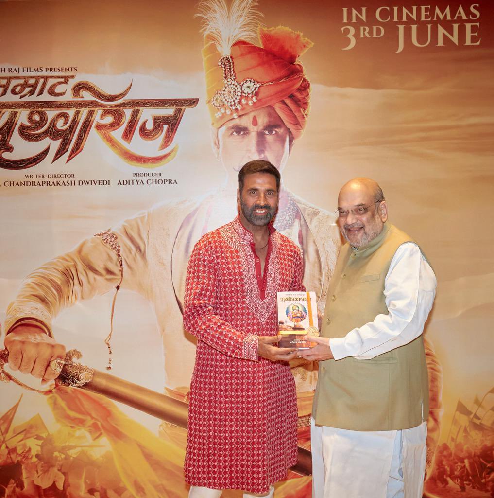 A very emotional and proud evening for me. Had the rare honour of having Hon’ble Home Minister <a href="/AmitShah/">Amit Shah</a> ji watch #SamratPrithviraj. उनकी हमारी फ़िल्म के लिए प्रशंसा ने हमारी मेहनत सफल कर दी! Ever so thankful 🙏🏻