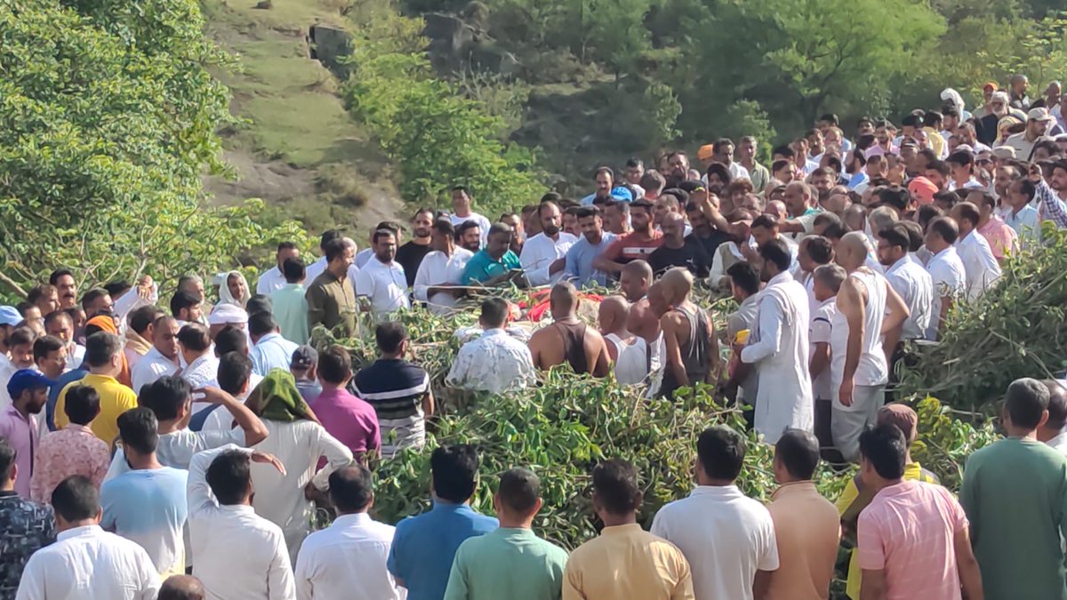 mpjugalkishore's tweet image. जम्मू कश्मीर पैंथर्स पार्टी के संस्थापक प्रोफेसर श्री भीम सिंह जी को विनम्र श्रद्धांजलि।

आज उनके पैतृक गांव चुनुनता(रामनगर) में उनका शरीर पंचतत्व में विलीन हुआ l

ईश्वर दिवंगत आत्मा को अपने श्री चरणों में वास दें तथा परिजनों को कष्ट सहन करने की शक्ति प्रदान करें।

#BhimSingh