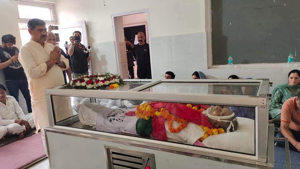 mpjugalkishore's tweet image. जम्मू कश्मीर पैंथर्स पार्टी के संस्थापक प्रोफेसर श्री भीम सिंह जी को विनम्र श्रद्धांजलि।

आज उनके पैतृक गांव चुनुनता(रामनगर) में उनका शरीर पंचतत्व में विलीन हुआ l

ईश्वर दिवंगत आत्मा को अपने श्री चरणों में वास दें तथा परिजनों को कष्ट सहन करने की शक्ति प्रदान करें।

#BhimSingh