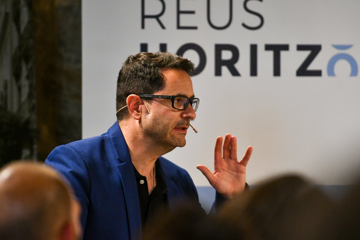 ffutbolbasereus's tweet image. Presents en l’interessant debat del Pla Estratègic #ReusHoritzó32 
"Esport i vida saludable a les ciutats", amb Jordi Bros, Tere Cousillas i Luis Franco.

#ffutbolbasereus #Reus