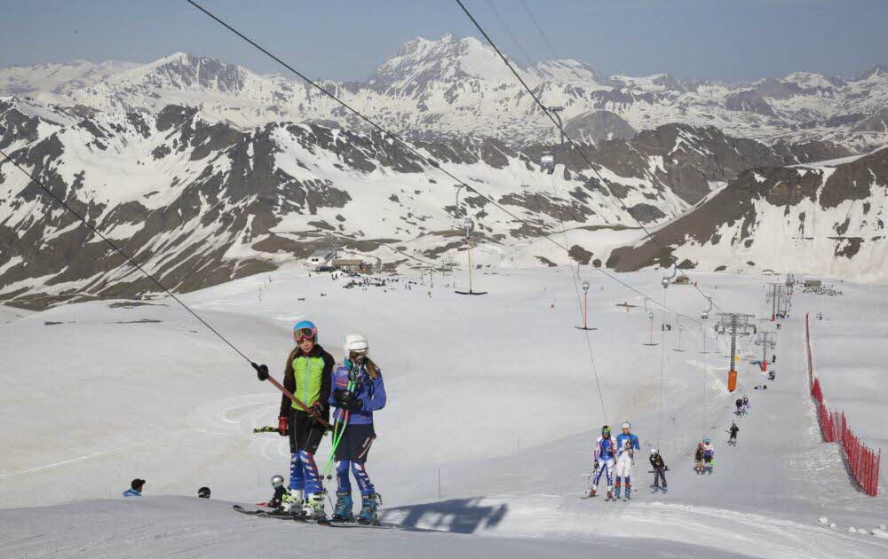 Triste nouvelle, mais (malheureusement) dans le sens de l'histoire et des projections climatiques : pour la première fois de son histoire, il n'y aura pas de ski d'été au glacier du Pisaillas (Val d'Isère) au mois de juin en raison de la fonte du glacier et du manque de #neige.