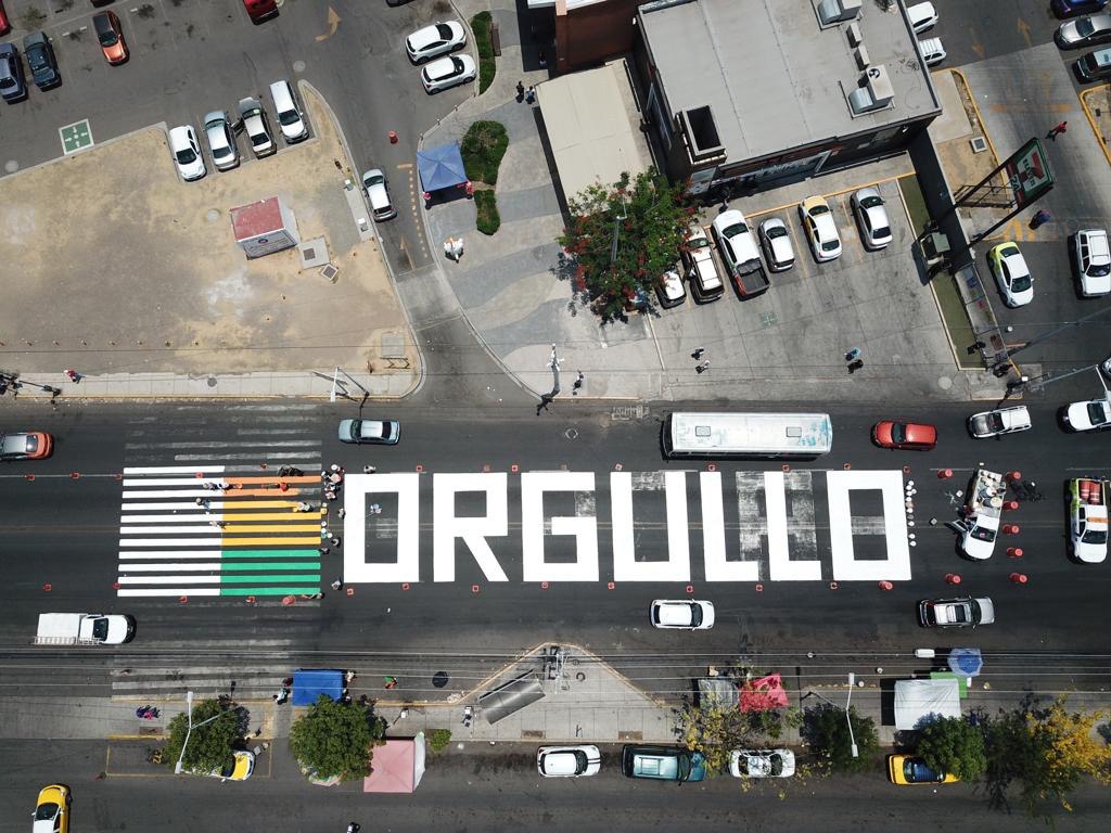 GobTlajomulco's tweet photo. 🌈 Nos sumamos a la conmemoración del Mes del Orgullo LGBT+; por eso, pintamos el paso peatonal del hospital regional 180 del IMSS.

Estos colores son un símbolo de que, en Tlajo, se respetan los valores de la libertad y la fraternidad. #PasoAlAmor #JaliscoDeIguales https://t.co/ljKISCNaIu