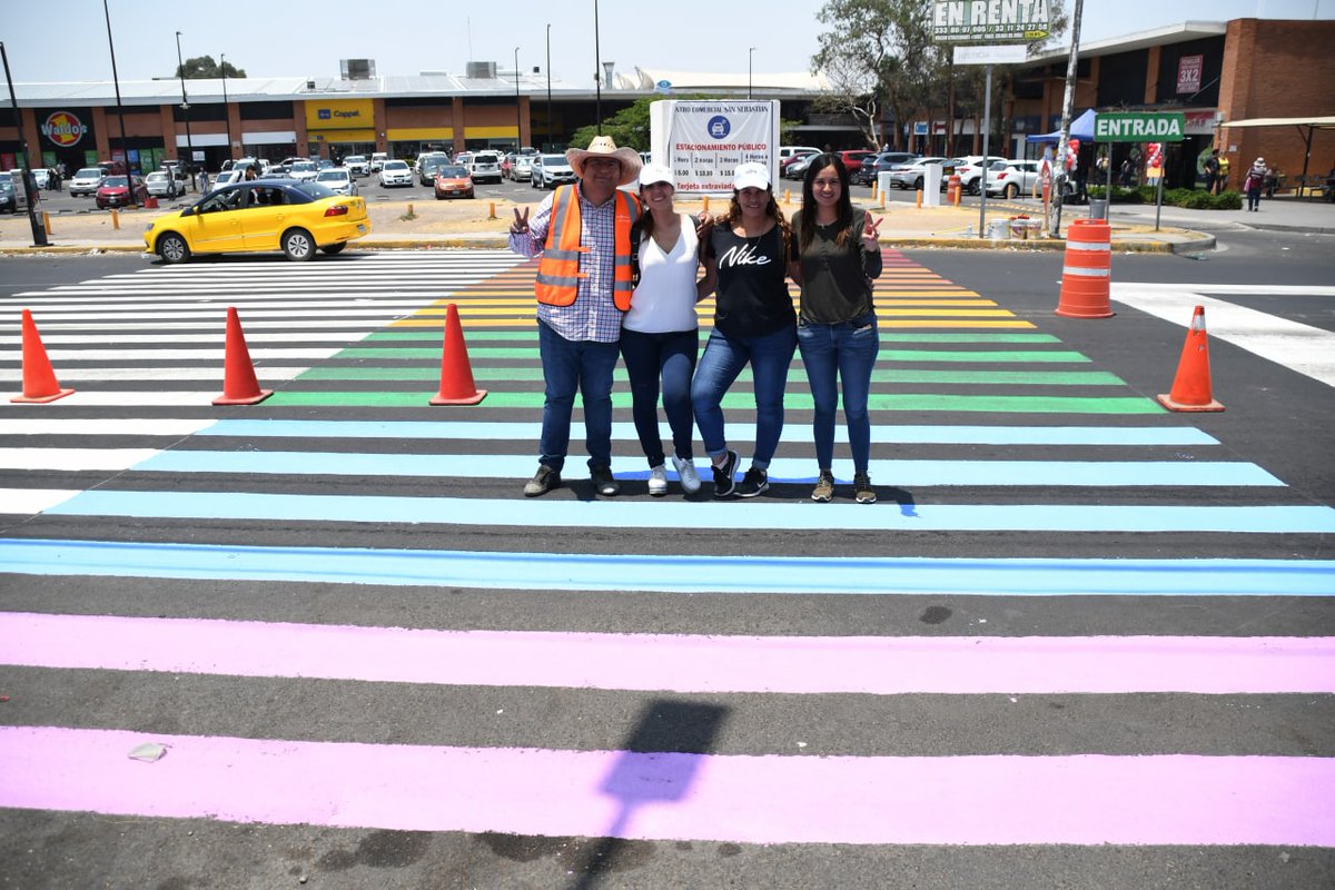 GobTlajomulco's tweet photo. 🌈 Nos sumamos a la conmemoración del Mes del Orgullo LGBT+; por eso, pintamos el paso peatonal del hospital regional 180 del IMSS.

Estos colores son un símbolo de que, en Tlajo, se respetan los valores de la libertad y la fraternidad. #PasoAlAmor #JaliscoDeIguales https://t.co/ljKISCNaIu