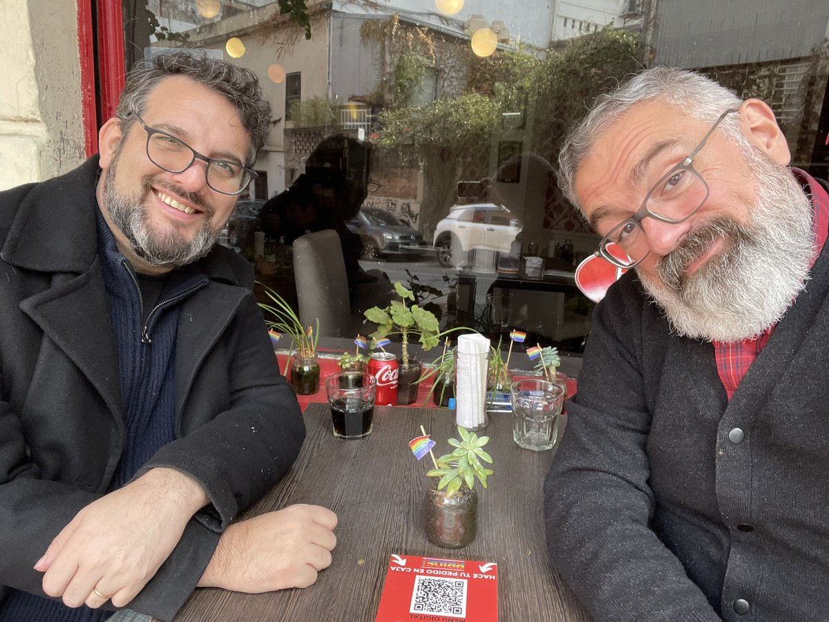 ianveneno's tweet photo. De culo, con el @GusCasals terminamos almorzando en el #PrideCafe el primer día del mes internacional del orgullo. #PrideMonth 🏳️‍🌈🏳️‍🌈🏳️‍🌈🏳️‍🌈🏳️‍🌈🏳️‍🌈🏳️‍🌈 https://t.co/j35OMGaEtD