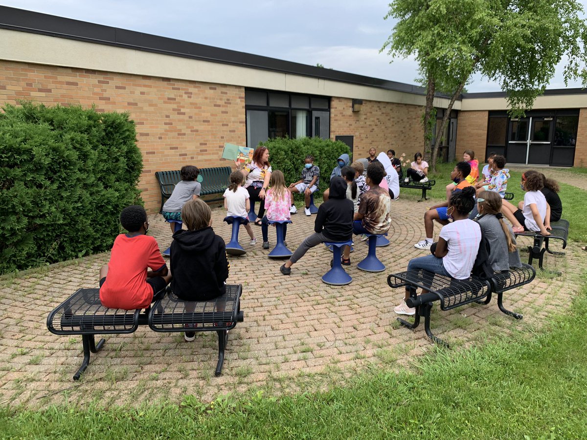 Today was outdoor day! I loved reading  to the kids in our courtyard today! <a href="/SheikoLarkin/">Ashleigh Larkin</a> #onlyWB