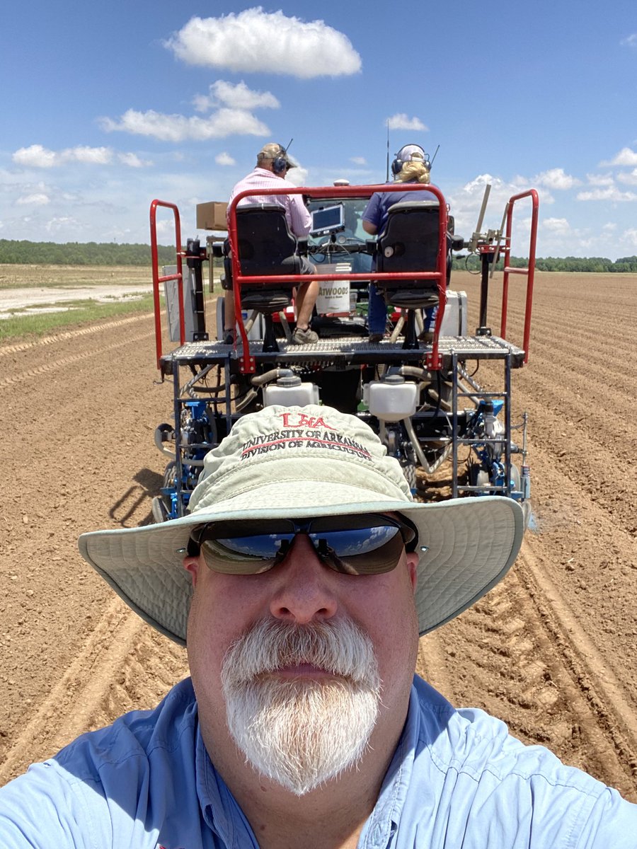 arksoydoc's tweet photo. Can’t believe they pay me to have this much fun. @Ark_VT @AginArk @uaex_ag #soybean https://t.co/YZAqCEQgPB