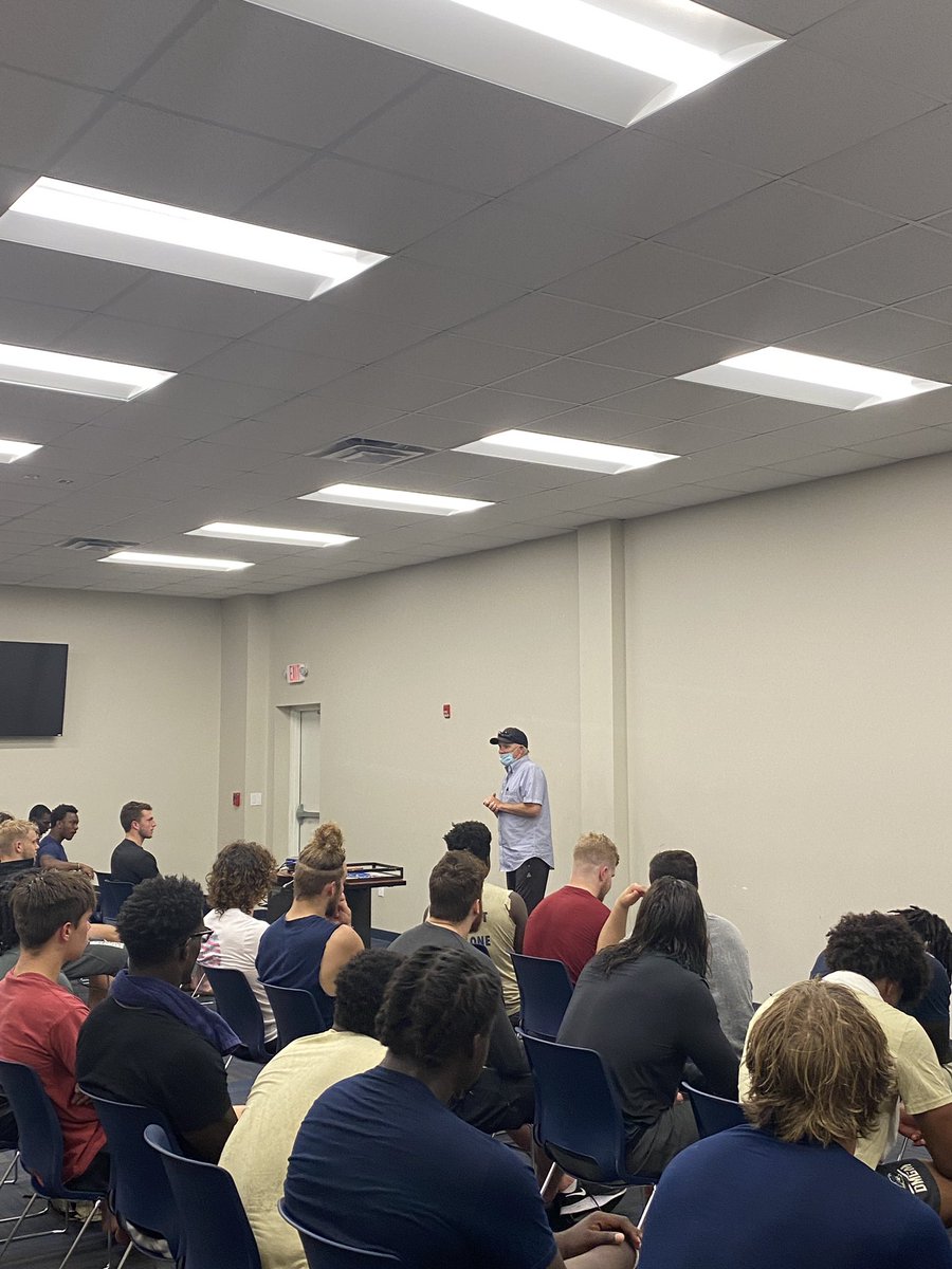 CSU_FB's tweet image. Powerful Day 2 of Ask A Pro! Special thank you to @dshelton66 for coming and speaking to our CSU Football Ministry!! ⚔️
#AskAPro #1team1cause