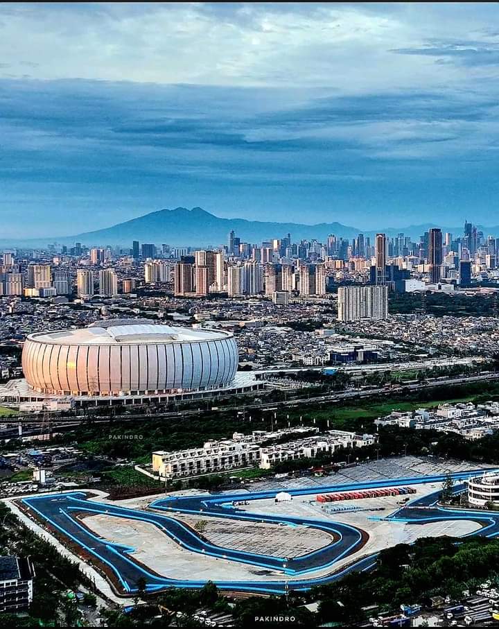 abu_waras's tweet photo. Dunia Kagum!, Sebab Siapa Sangka Sirkuit ini dibangun oleh Anak Bangsa hanya dalam Waktu 100 Hari!.

Bahkan Sang Penggiring Kambing Sampai Terperosok Disedot Lumpur Karena Meragukannya.

Formula E, Selamat Datang di Jakarta!.

#JakartaEPrix https://t.co/IIwpWYukRF