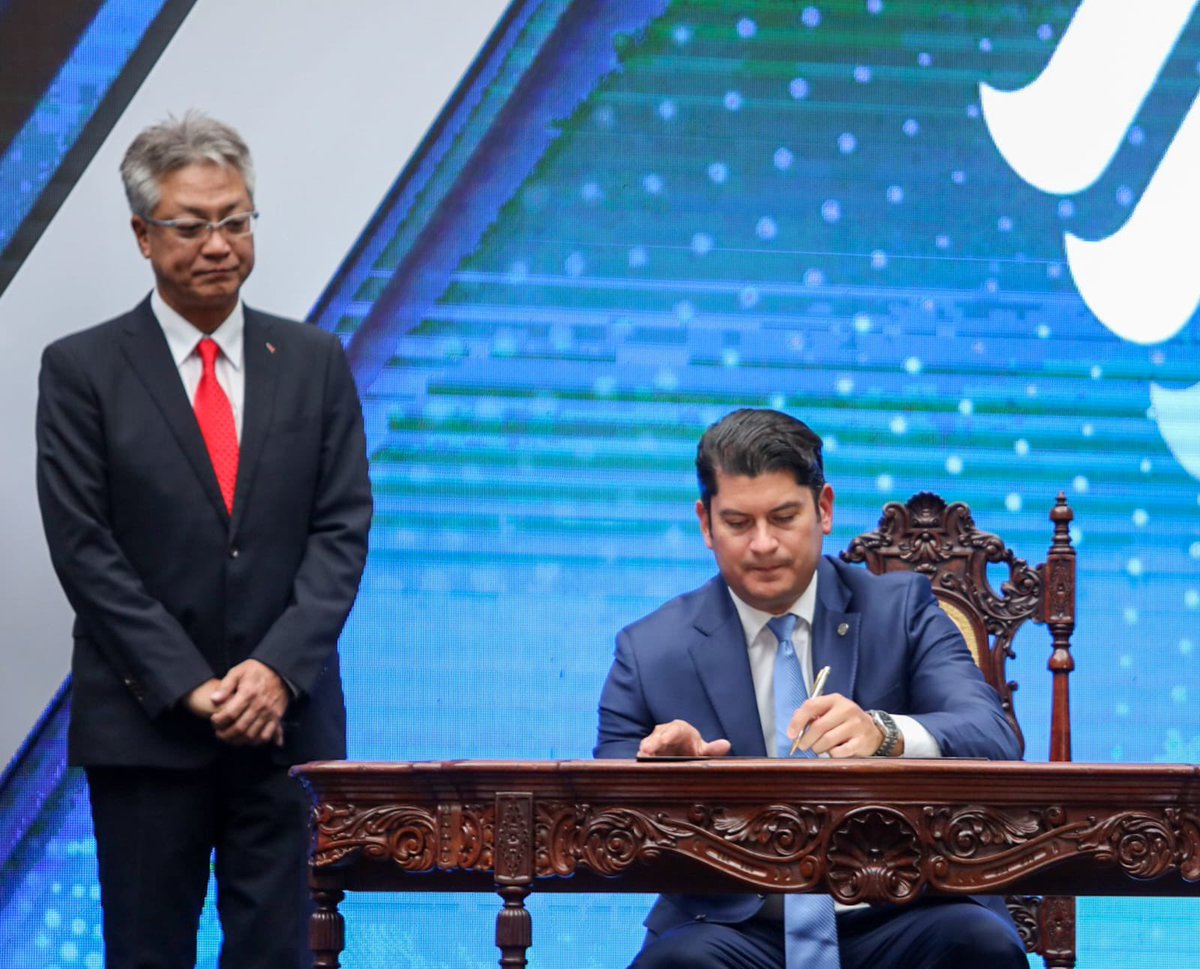 MINECOGT's tweet photo. Anunciamos la inversión💰 de una empresa líder en la industria automotriz🚗🚘, como lo es @YazakiNA, que confirma la solidez y garantía que el @GuatemalaGob brinda para que puedan expandir sus proyectos de inversión en esta gran nación.

#GuateCrece
#GuatemalaNoSeDetiene https://t.co/tV7RvitSrX