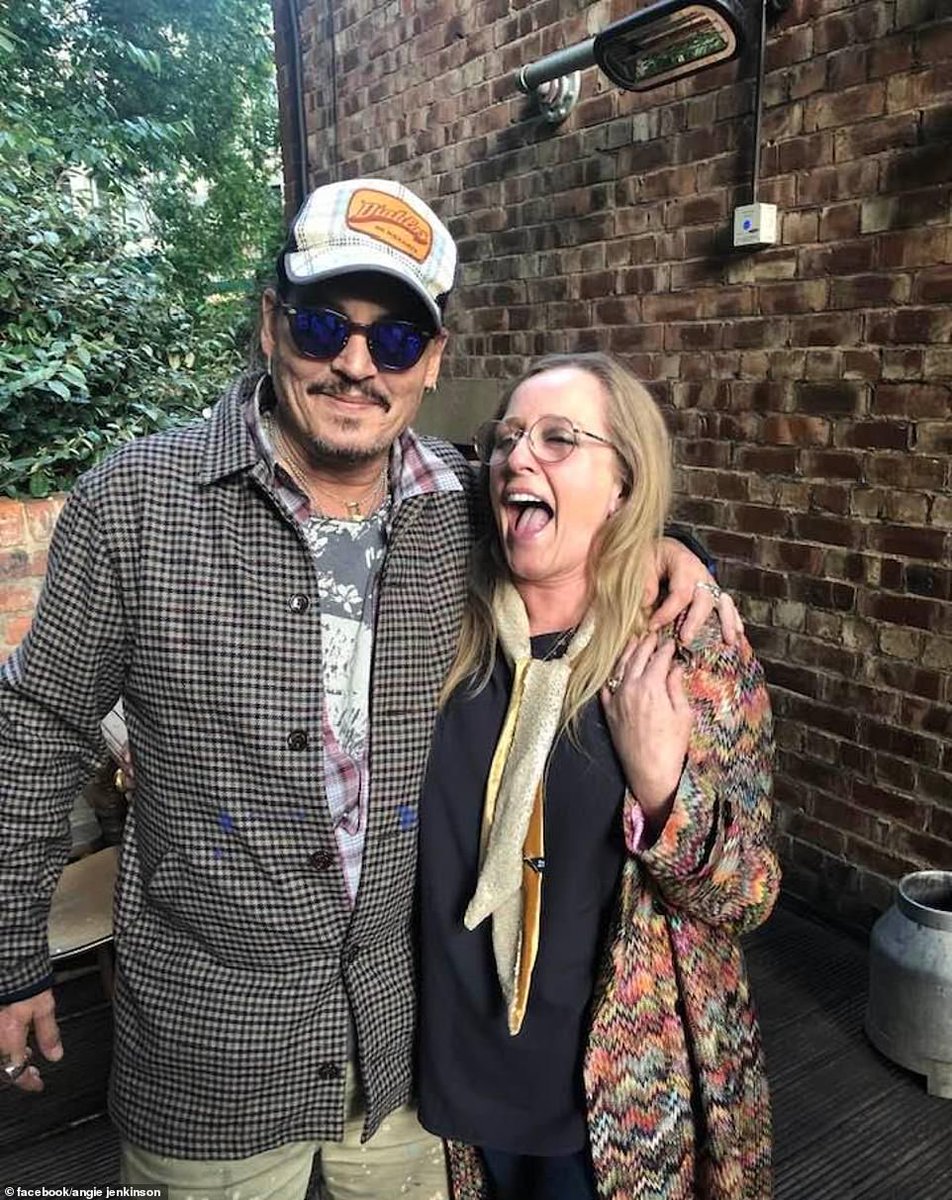 ReemDepp's tweet photo. #JohnnyDepp in a pub in Newcastle, June 01, 2022. https://t.co/RWnPLLE7SS