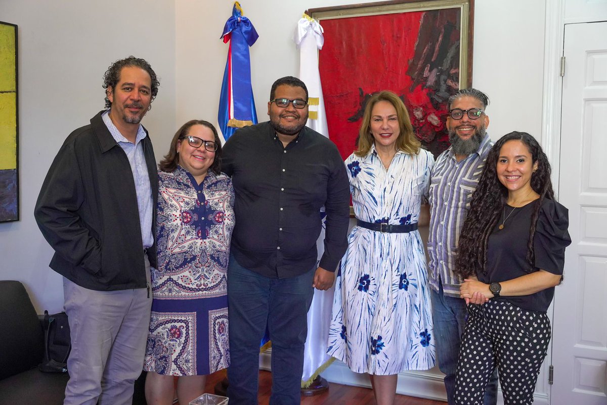 Hoy, con mucho gusto, recibí en mi despacho a Alexéi Tellerías (<a href="/alexeitd/">Алексей Теллериас Диас</a>), Laura De Los Santos (<a href="/virgidls/">Laura de los Santos</a>), Manuel Betances (<a href="/pulsarbeta/">Manuel Betances</a>), Luis Reynaldo Pérez (<a href="/habitantezeta/">Luis Reynaldo Pérez</a>) y a Maricha Martínez, gestores y actores activos del sector cultural en distintas áreas.