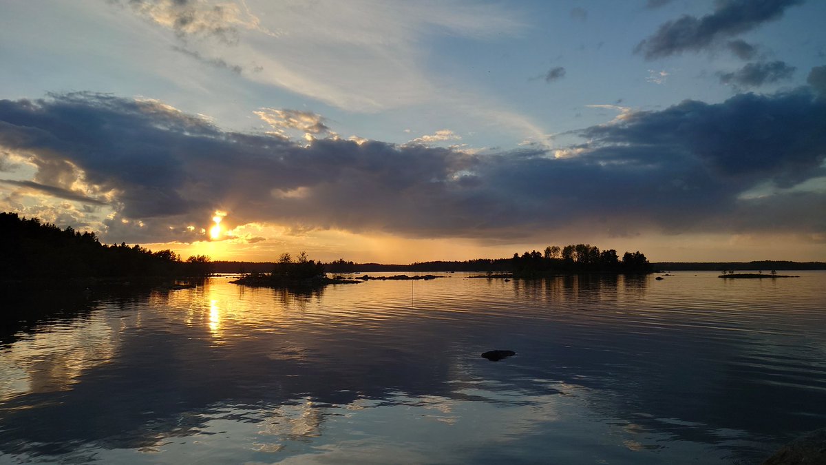 Jag älskar solnedgångar och det lugn som infinner sig inombords mig bara av att titta på dem.😍🌅🥰☺️ #sunset #harmoni #psykiskohälsa
