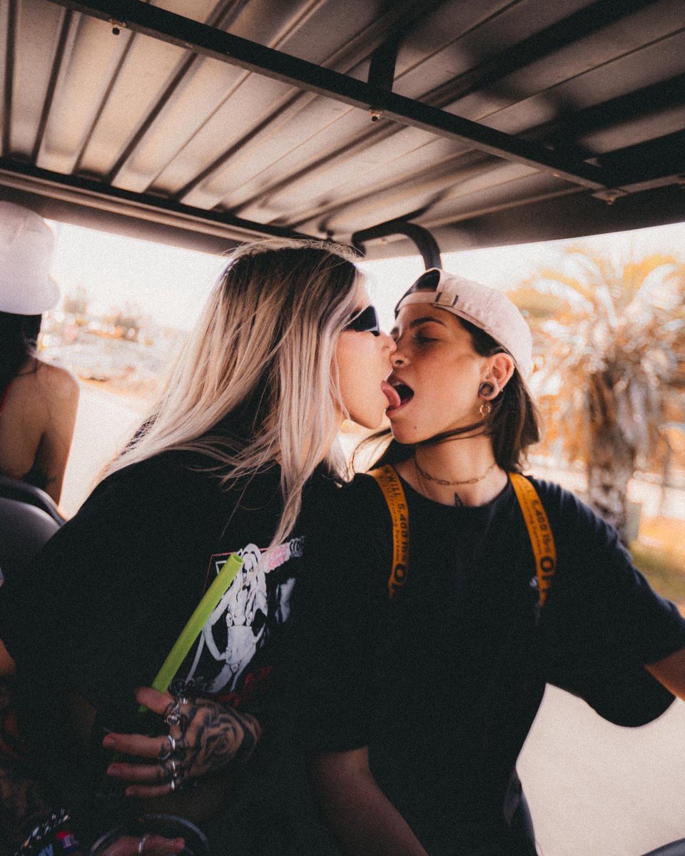Luci_officialxo's tweet photo. i like girls who like girls https://t.co/5RAySakd9Q