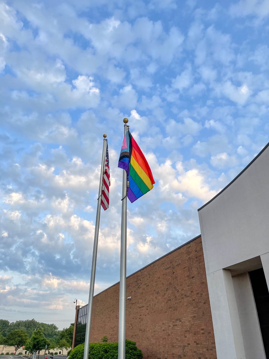 BreadFinancial's tweet photo. At Bread Financial, we’re proud to foster an inclusive culture allowing all associates to be their authentic selves! We’re kicking off Pride Month by raising the Pride flag along with our associate-led #PRIDE Business Resource Group! 🏳️🌈🏳️🌈 #lifeatbreadfinancial https://t.co/XL6GeYEl8e
