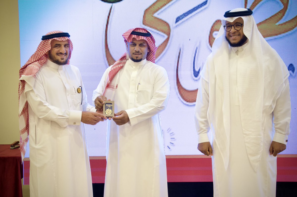 بفضل الله تم تكريمي من جمعية حفظ النعمة بعسير #شكر كأول متطوّع لدى الجمعية بإلإضافة إلى شرف الحصول على أول وسام لأبطال التطوّع لديهم .
شكراً إدارة الجمعية وكافة أخواني المتطوّعين وشكراً بحجم السماء لكل من شاركنا هذه الليلة تتويج مجهودات العام في الملتقى التطوّعي الأول