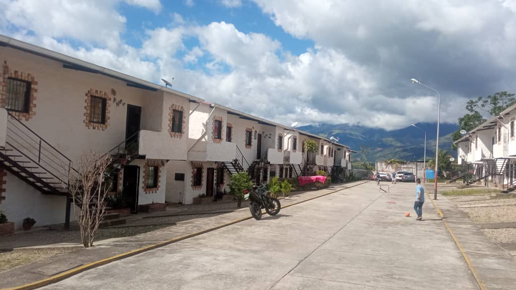 Siguiendo instrucciones del Dr. Evaristo Zambrano, el OMV GUASIMOS reporta reunión con los beneficiarios del Urbanismo Terrazas la Laguna para dar la información sobre la cobranza y proceso de transferencia del terreno del urbanismo y posterior la entrega de titulo de Propiedad.