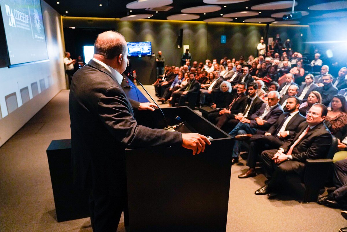 IbaneisOficial's tweet photo. 👉🏻 O DF que a gente quer! 
Hoje recebi do Codese-DF um relatório com um diagnóstico COMPLETO da evolução do DF na última década, além de um panorama com propostas de desenvolvimento.

O #Codese tem um papel fundamental de coleta de dados e demandas da população. https://t.co/fJvGatvELX