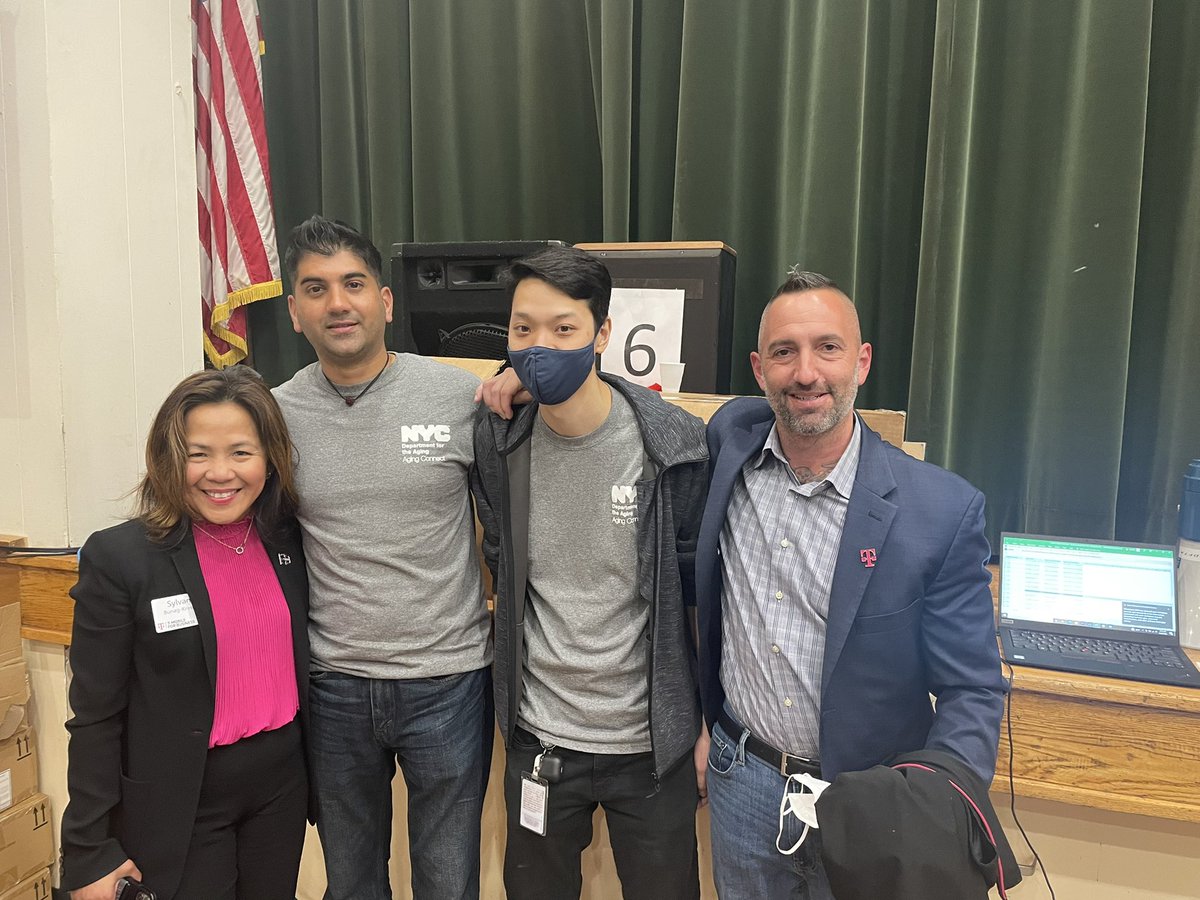 markSchenk5's tweet photo. What a great day last Friday, celebetqting AAPI and the Seniors in Flushing Queens!  Special thanks to: @NYCMayor, @LorraineCortesV @NYCSeniors,@NYPDCommAffairs T-Mobile is proud to continue our expanding partnership with @nycgov. @derekdoan @db_bezz @CallieField @fashion101ny https://t.co/huuIkhTlWn