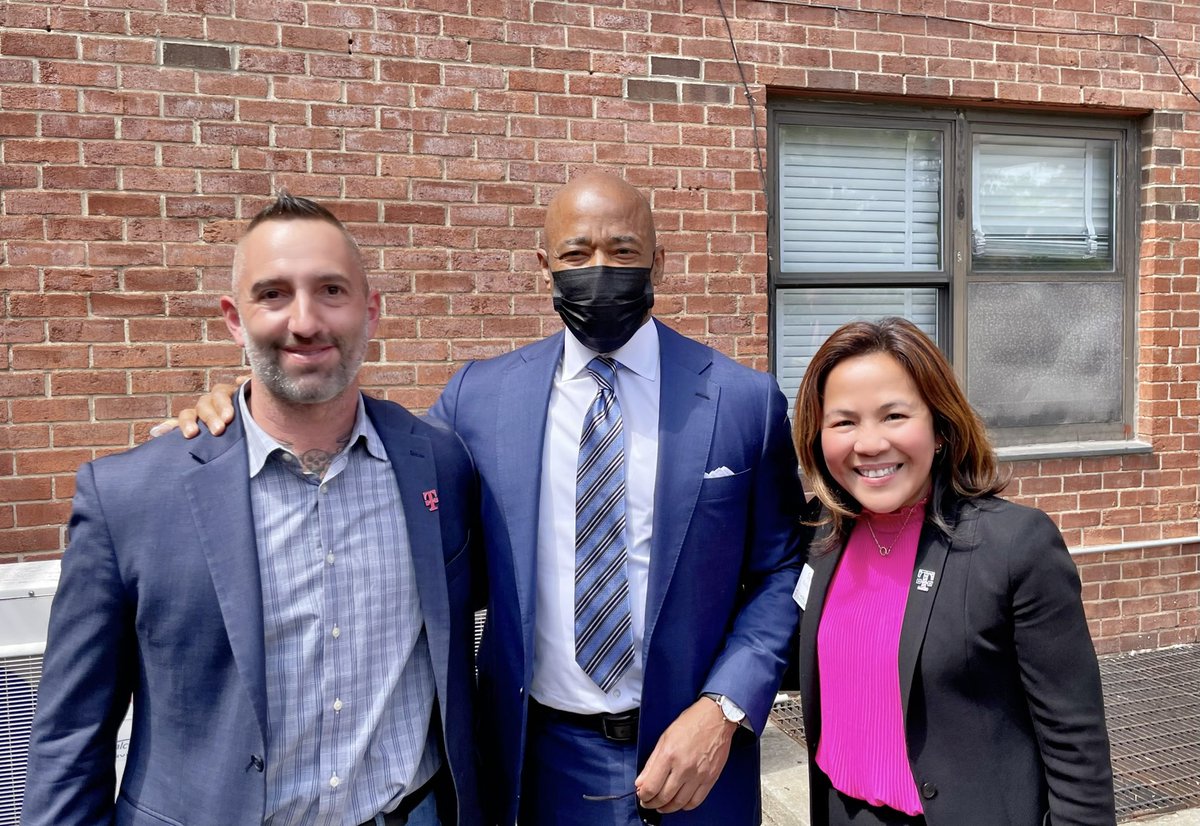 markSchenk5's tweet photo. What a great day last Friday, celebetqting AAPI and the Seniors in Flushing Queens!  Special thanks to: @NYCMayor, @LorraineCortesV @NYCSeniors,@NYPDCommAffairs T-Mobile is proud to continue our expanding partnership with @nycgov. @derekdoan @db_bezz @CallieField @fashion101ny https://t.co/huuIkhTlWn