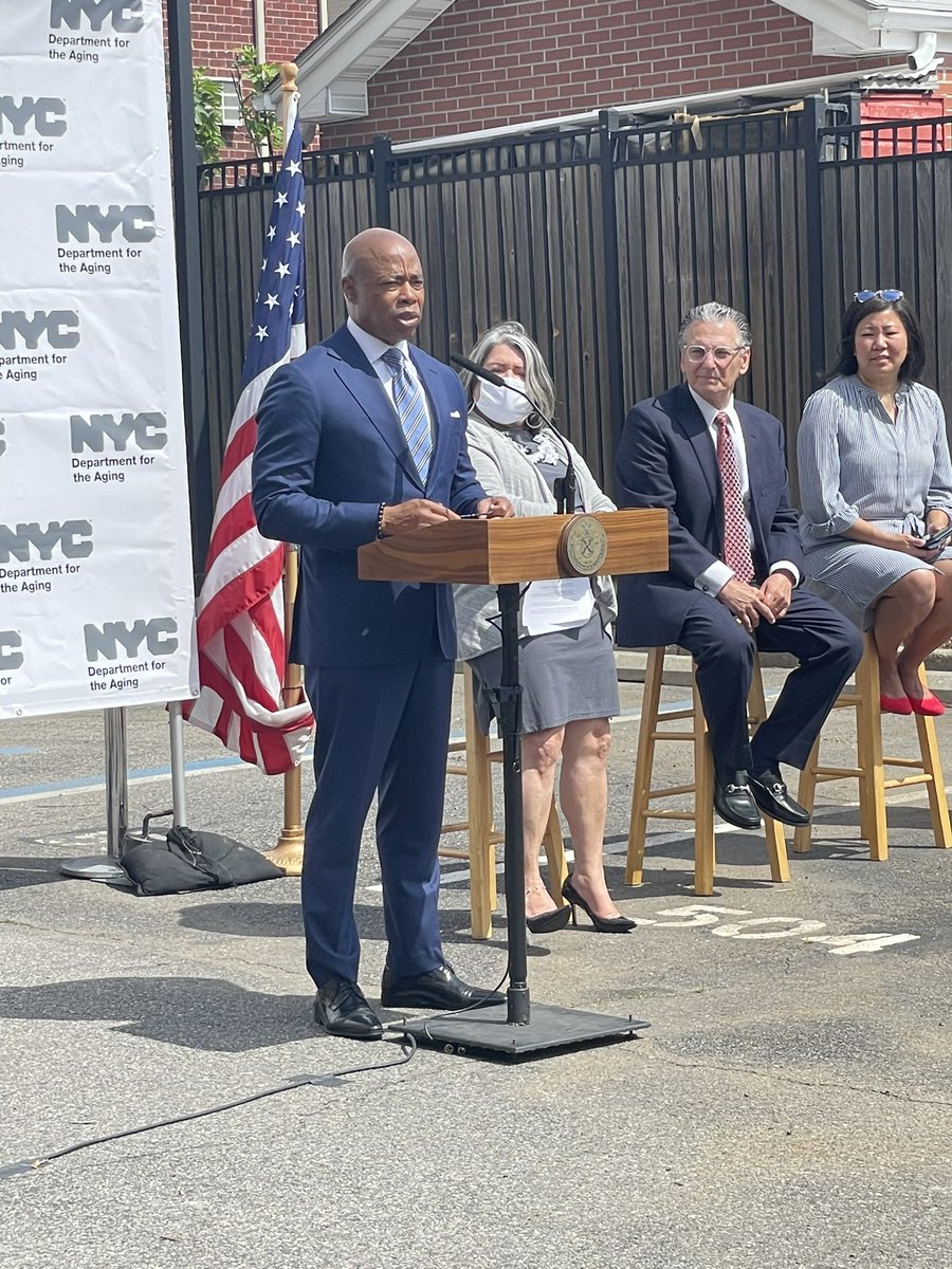 markSchenk5's tweet photo. What a great day last Friday, celebetqting AAPI and the Seniors in Flushing Queens!  Special thanks to: @NYCMayor, @LorraineCortesV @NYCSeniors,@NYPDCommAffairs T-Mobile is proud to continue our expanding partnership with @nycgov. @derekdoan @db_bezz @CallieField @fashion101ny https://t.co/huuIkhTlWn