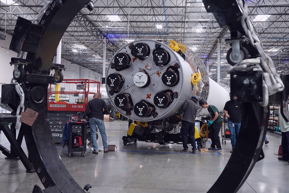 relativityspace's tweet photo. Stage 1 is officially making its way to Cape Canaveral, Florida, where #Terran1 will launch! Check out these photos of Stage 1 being loaded onto the truck and headed to the #sunshinestate. ☀️🚀 #RelativitySpace #GLHF #PrepareToLaunch https://t.co/vnUWORYdOc