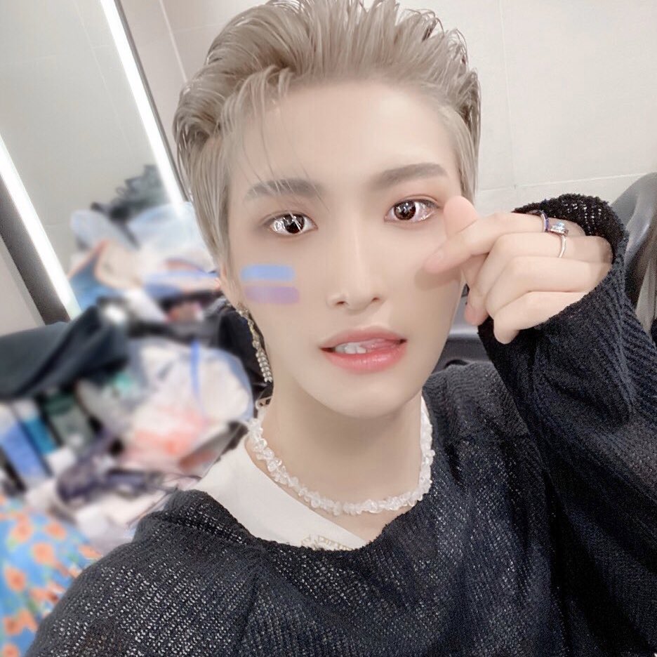 PARKSFILES's tweet photo. happy pride month! 🏳️‍🌈

[ #JINYOUNG , @JINYOUNG, @GOT7 | #SEONGHWA, @ATEEZofficial ] https://t.co/GMHmZyOwLk