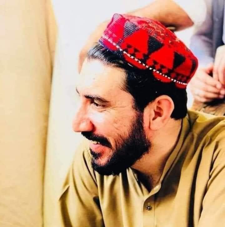 Achakzai__raziq's tweet photo. هغه نه یم چې د دوو ورځو یارې کړې
ما د یــــــار په نــــوم لیکلې زندګې ده
@ManzoorPashteen
#PashtunLongMarch2WANA https://t.co/xmoran5rZd
