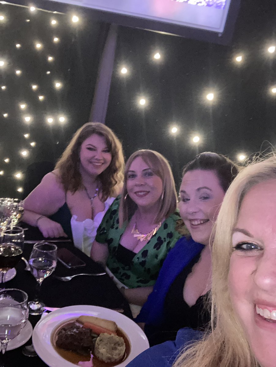 Chilling with <a href="/girvanyouthtrst/">Girvan Youth Trust</a> <a href="/GYT_Lauren/">Lauren McEwan</a> @GYT_Rachael @#YSLAwards