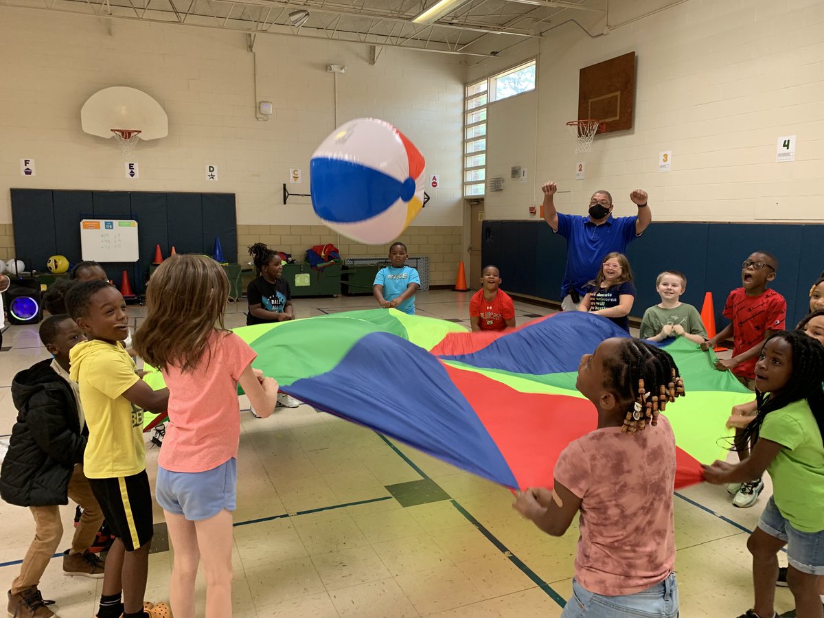 Grade 2 students having a great time learning about cooperation and teamwork in PE. ⁦@NPSchools⁩ #GranbyCares