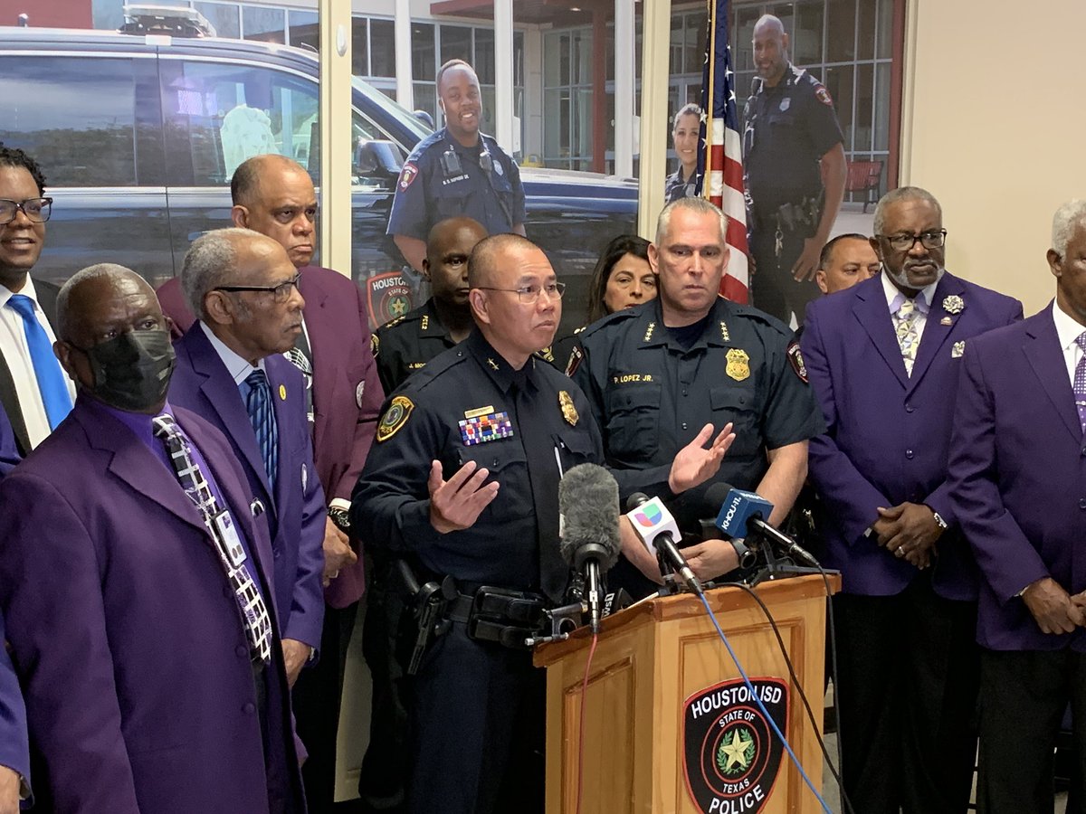 houstonpolice's tweet photo. In Project Safe Start, school campus police, area ministers, HPD officers &amp; other police agencies team up to provide additional security for students and teachers as they wind down the school year and prepare for summer vacation. 2/2 https://t.co/zcx1FhCrt4