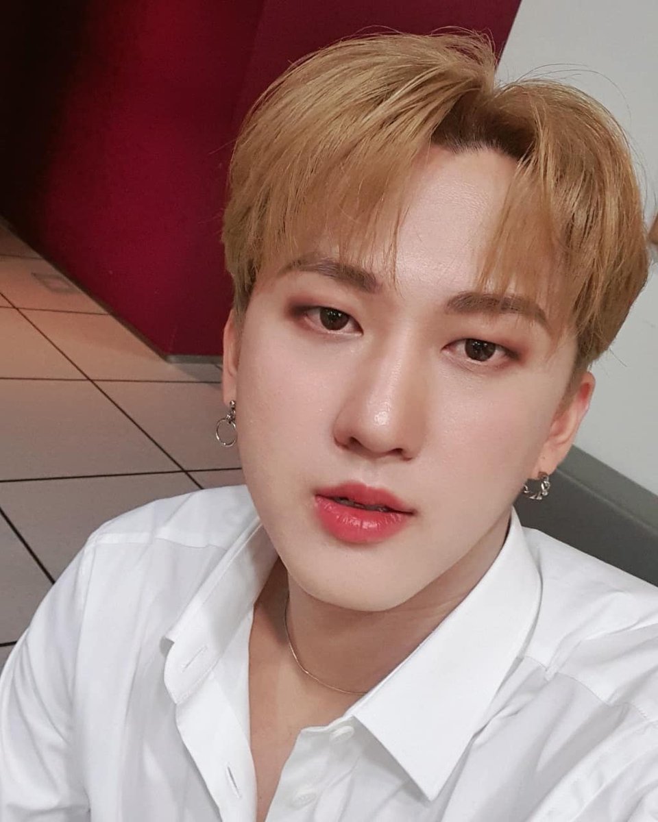 myeoncas's tweet photo. selca genius seo changbin

#Changbin #창빈 #셀카천재_여기왔다 https://t.co/LVhakV9DAo