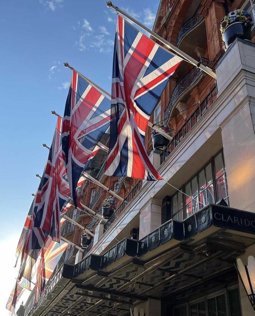 It’s Jubilee Eve and we are so ready for you London 🇬🇧🇬🇧🇬🇧#Jubileeweekend #countdown #flyingtheflag #london #claridges 👑