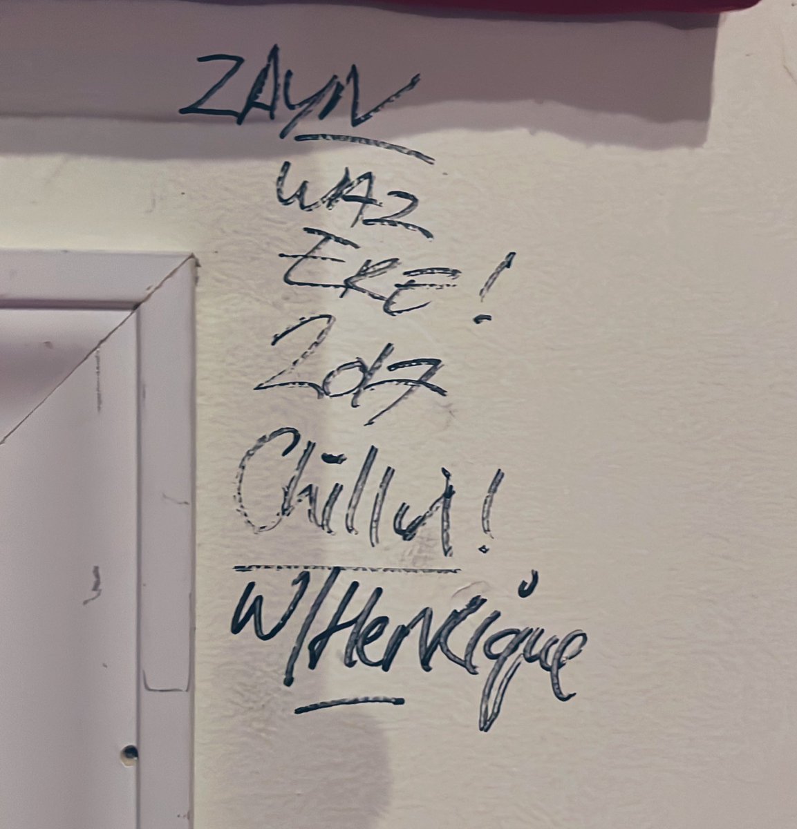 ZaynSquadBrasil's tweet photo. TRISTE DEMAIS! Zayn autografou a parede do estudio Hopetown Sound, onde gravou o clipe de To Begin Again: "Zayn esteve aqui! 2017. Relaxando com Henrique (produtor)"

O estúdio vai ter que mudar de local e vão perder essa assinatura do Zayn na parede 😔 https://t.co/d4NzyCw7BA