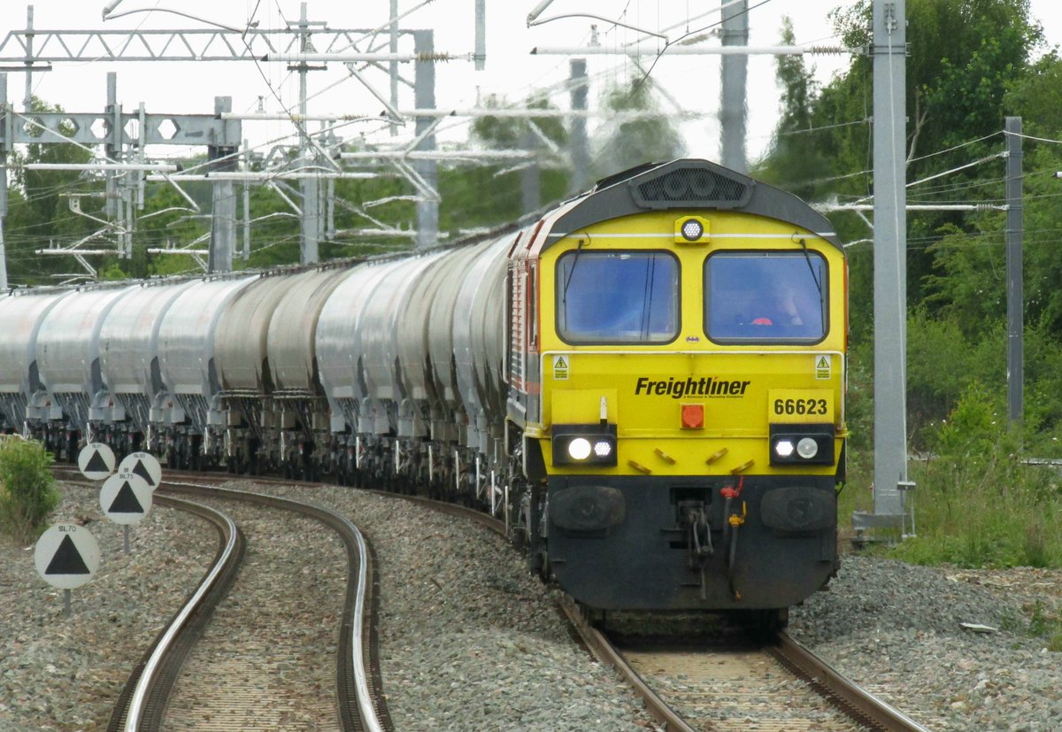 holtona72's tweet photo. A brief early evening @RailFreight #ShedWatch spell at Kettering today. #BatShed 66623 on 6M92 West Thurrock to Tunstead, 66610 on 6M91 Theale LaFarge to Earles Sidings & 66602 on 6D25 Tunstead to Radlett. #MML #Class66 #Freightliner 1/6/22 https://t.co/yqHwps1A4T