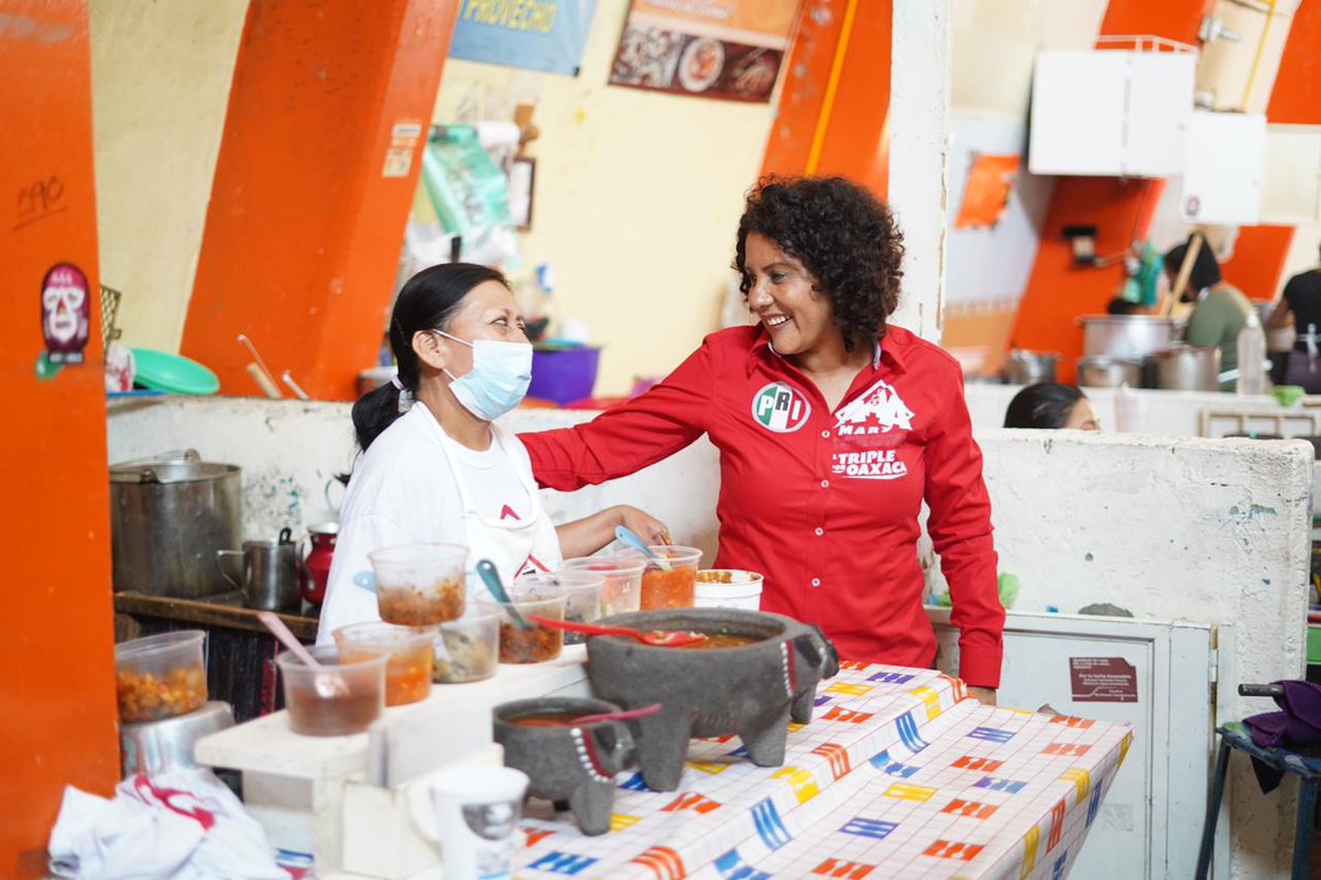 _MaryAviles's tweet photo. Me dio gusto recorrer el Mercado Zonal de Santa Rosa y compartir las propuestas de #ElTripleA. Agradezco a mis amigas de las mesas directivas por su invitación a saludar a las y los locatarios que ofrecen excelentes productos. Disfruté mucho las memelitas en el local "Lucy". https://t.co/aSxcdJy3l7