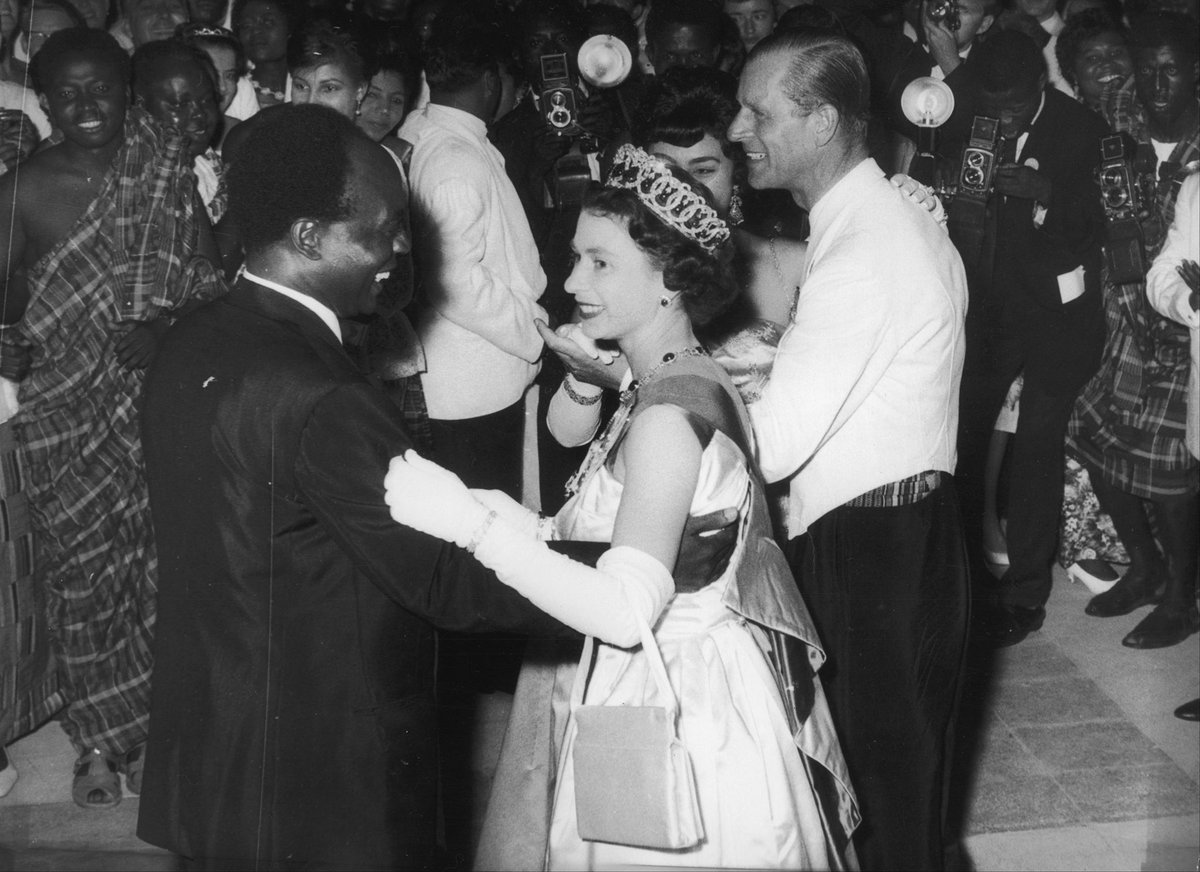 UKinGhana's tweet photo. Itβs 1οΈβ£ day to the #jubileeweekend!!!πππ½
Letβs throw it back to 1961, Her Majesty's memorable visit to Ghana where she was hosted by Osagyefo Dr Kwame Nkrumah.
@RoyalFamily #thequeenvisited #PlatinumJubilee #platinumweekend @HCThompson001 @DiploTom @DiploDevBeth https://t.co/lHuGeSXDaV