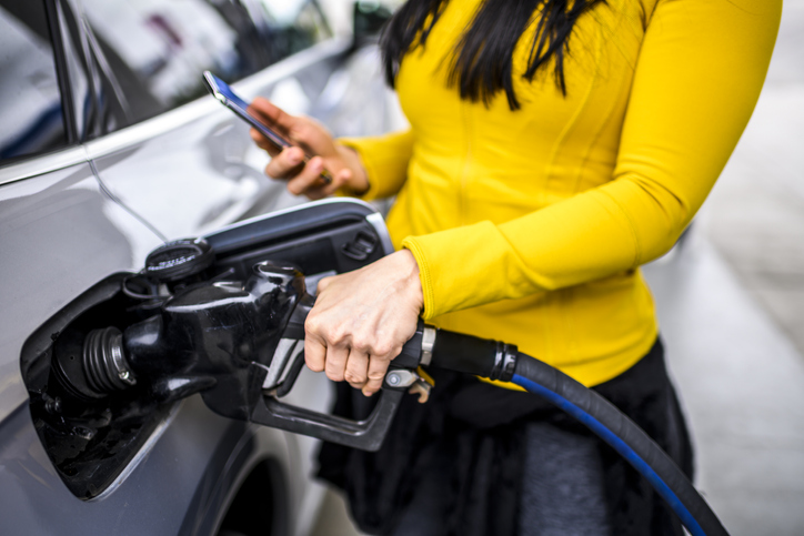 MuzzyFarm's tweet photo. When you're getting gas, leave your phone inside the car! Using your phone while you're pumping gas could cause your phone battery to explode owing to the static electricity produced. #AgentAdvice https://t.co/fIumjxzmeY