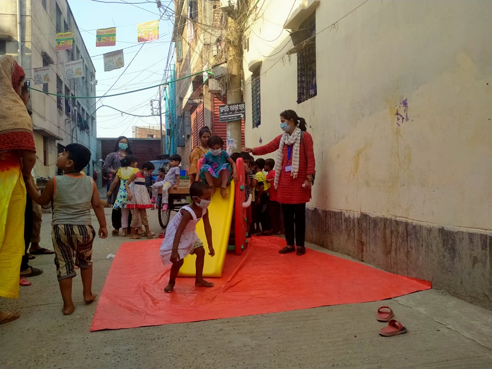 HealthBridgeCan's tweet photo. #Play is central to a child’s learning and development. A mobile #playground introduced by Work for Better Bangladesh in low-income areas of Rayerbazar, Dhaka provides playing opportunities for 50-60 children each week and a space for girls and women to socialize. https://t.co/QAGDnYlbkB