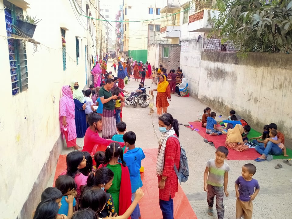 HealthBridgeCan's tweet photo. #Play is central to a child’s learning and development. A mobile #playground introduced by Work for Better Bangladesh in low-income areas of Rayerbazar, Dhaka provides playing opportunities for 50-60 children each week and a space for girls and women to socialize. https://t.co/QAGDnYlbkB