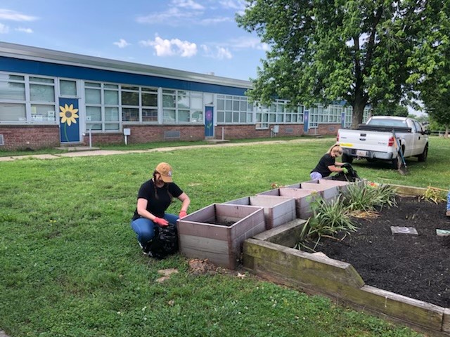 portsamericahq's tweet photo. Today we joined @UnitedWayCM to beautify the garden @NorwoodES. It was a team event of pulling weeds, spreading mulch, adding flowers, and painting stones with messages for the students. #Community PAC https://t.co/zKgnVPFhad