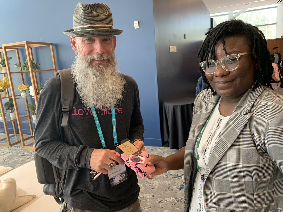 JoeDesiderio's tweet photo. Love more. #easyright @MurewaOl @nickisnpdx #pinksocks #AWE2022 https://t.co/GIeGAVBaKT