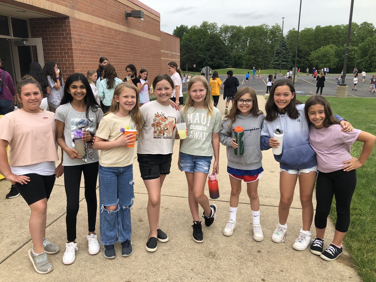 🍋Get your lemonade! 🍋and Support Alex’s Lemonade Stand Foundation.  1st graders almost SOLD OUT today during the outdoor 1st grade service project!  Way to Erickson students for supporting this cause.<a href="/MissOtt_110/">Miss Ott</a> <a href="/MrsCrossley107/">Mrs. Crossley</a> <a href="/MrsAGunther/">Mrs. Gunther</a> <a href="/heitkam109/">MrsHeitkam109</a>