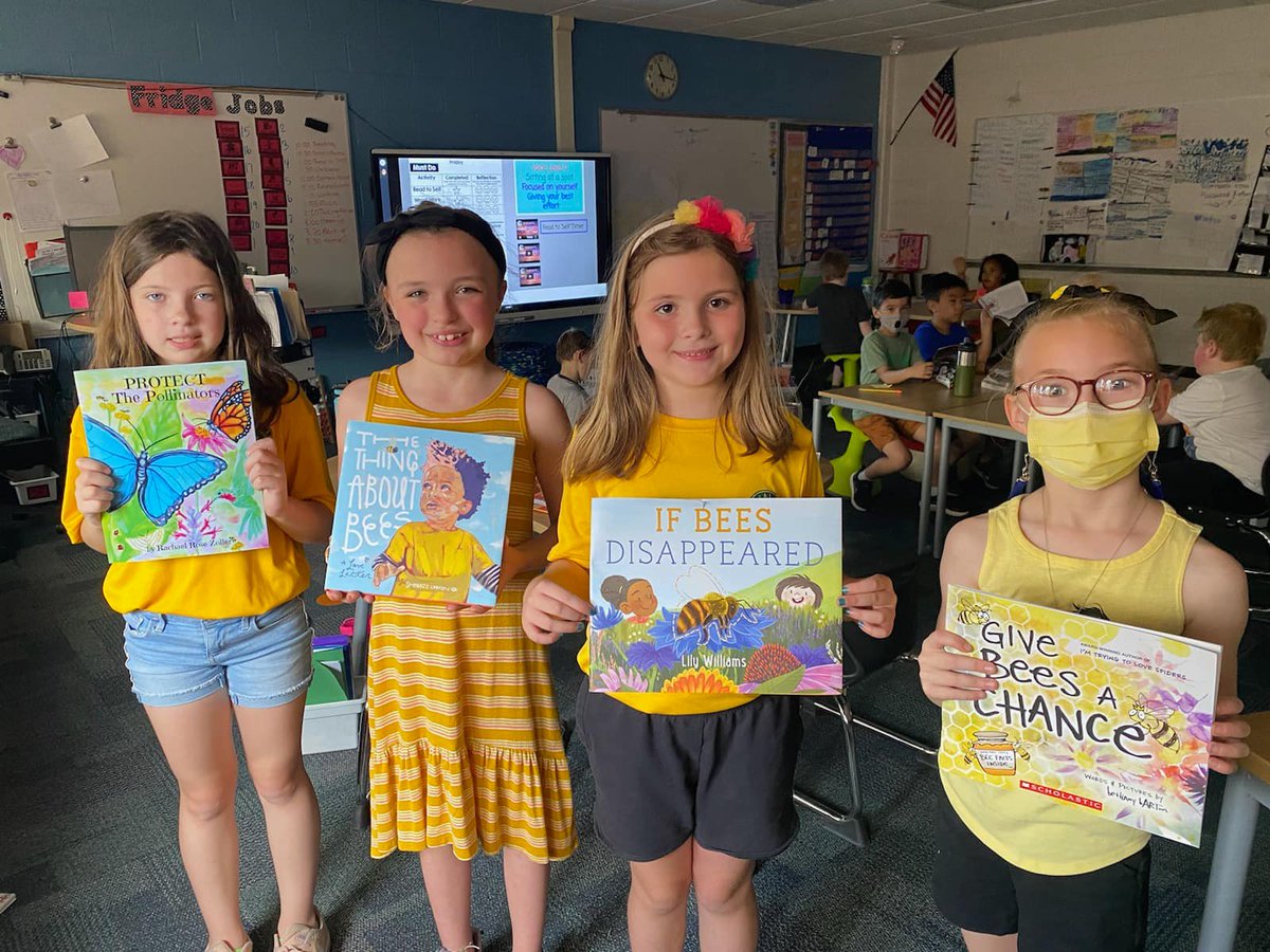 royaloakschools's tweet photo. Keller Elementary 2nd graders were biz-zeee learning about bees and how important they are to our environment on National Bee Day!
#roscommunityofexcellence #nationalbeeday @KellerElementary #Way2GoWednesday https://t.co/RD0BVMh8YR