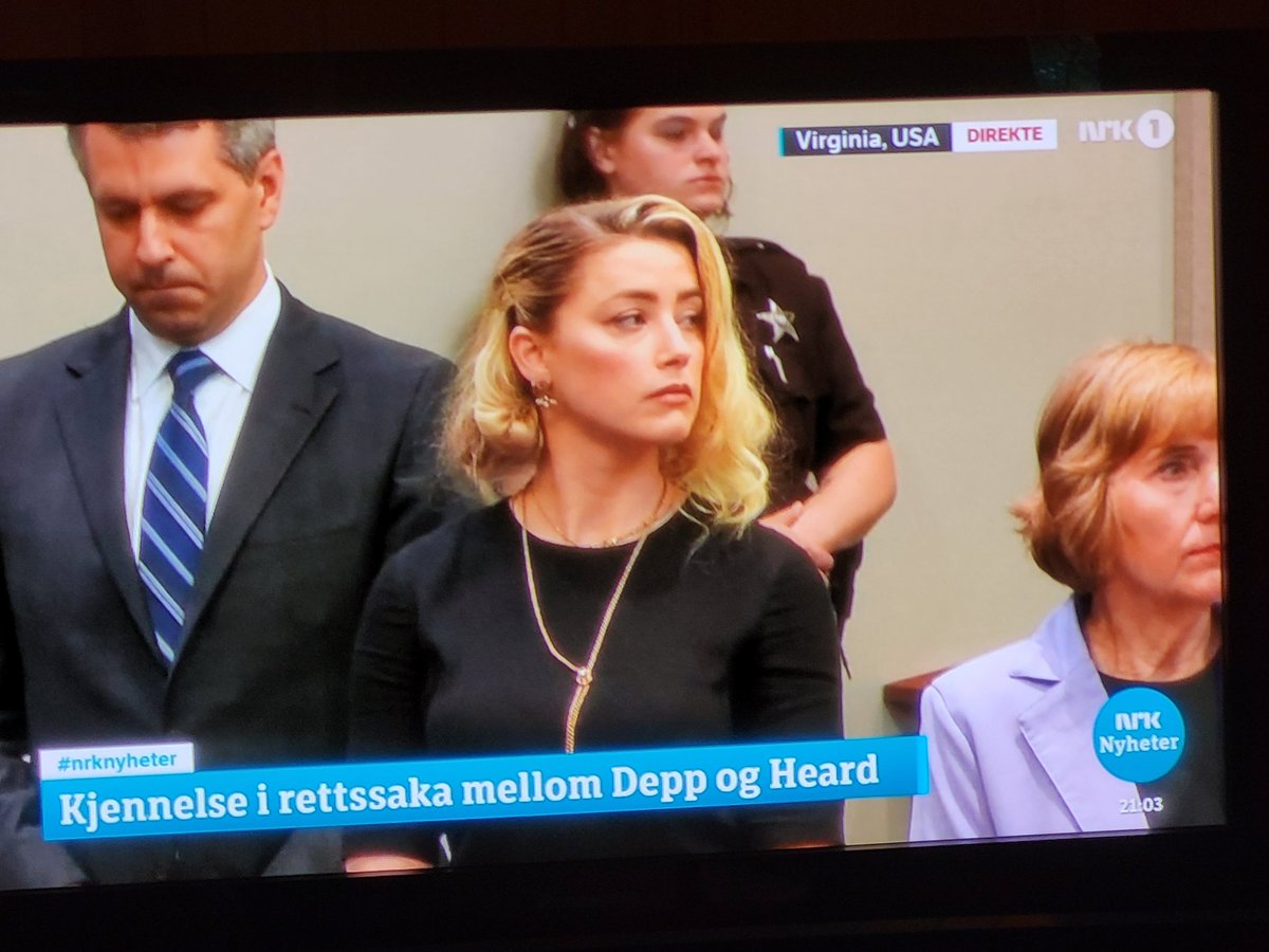 Wtf! De fire (4!) første minuttene av nyhetene brukes på dette! Parodien på en ikke-nyhet.  #historisklavmål av #nrk