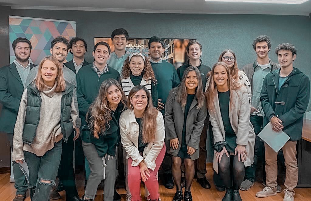 PensandoChile's tweet photo. #CFP22 Graduación Curso de Formación Pública 2022. En la ceremonia de cierre, entregamos diplomas a quienes participaron y premiamos a los más destacados 🔝 

¡Muchas gracias a los expositores y a todos por su compromiso! 
#formación #jóvenes https://t.co/cekKsvP7jT