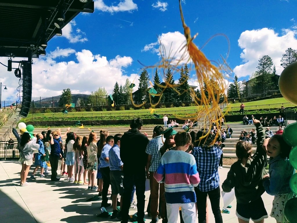 Pomeroy_SCE's tweet photo. Congrats #scoveel grads!#ssdedu @summitk12 https://t.co/X6ARW2XnX8